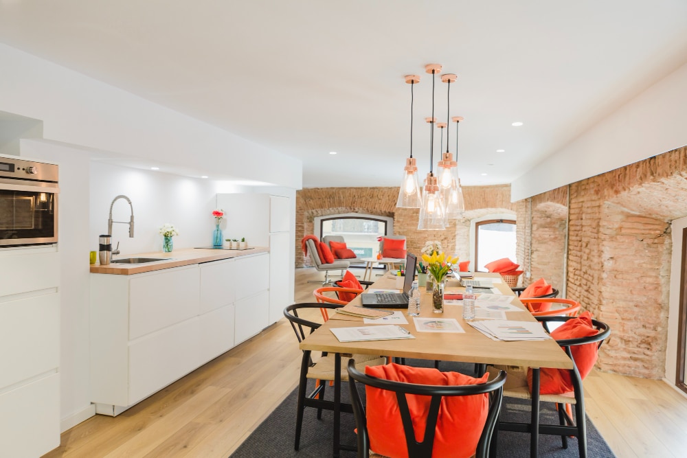 R&eacute;novation d&rsquo;appartement &agrave; Paris en hiver avec peinture int&eacute;rieure aux couleurs chaudes dans un salon lumineux